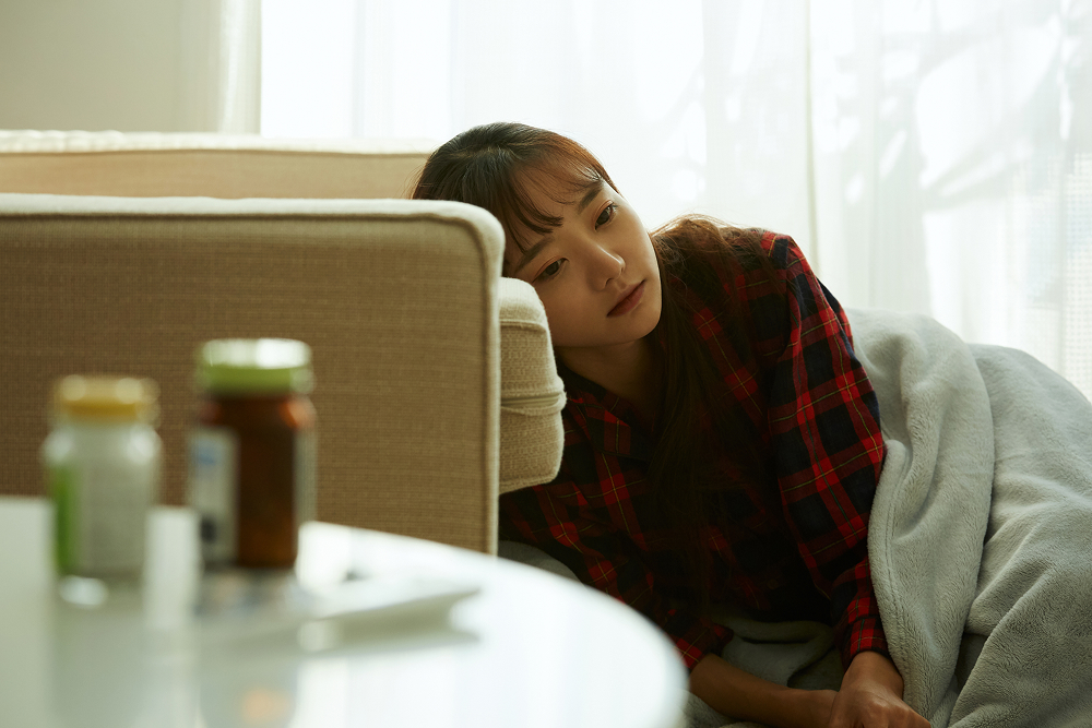 胃や腸の不調で苦しむ画像