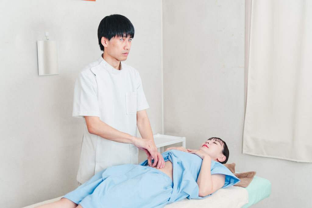 お腹の施術をしている画像